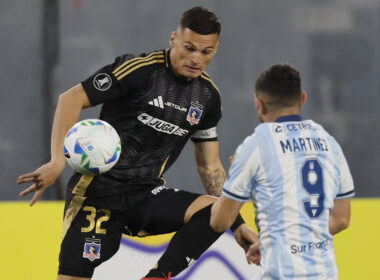 Lucas Cepeda disputando un balón con Adrián Martínez.