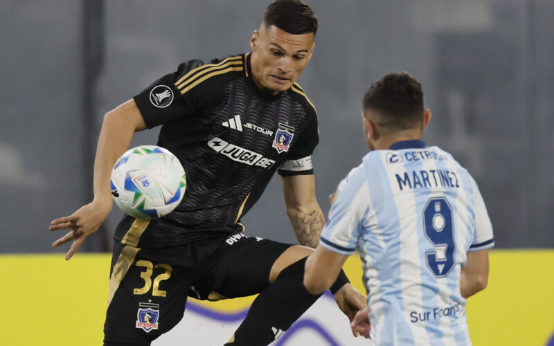 Lucas Cepeda disputando un balón con Adrián Martínez.