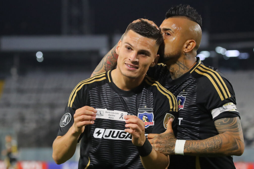 Lucas Cepeda celebrando un gol por Colo-Colo recibiendo un beso de Arturo Vidal.