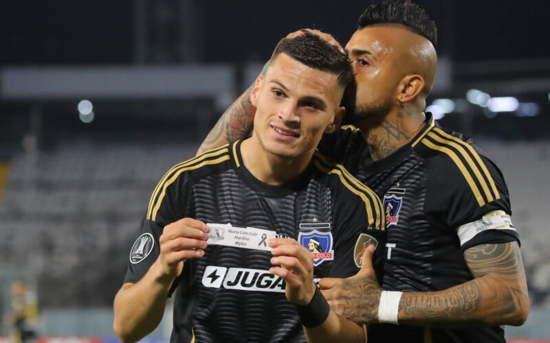 Lucas Cepeda celebrando un gol por Colo-Colo recibiendo un beso de Arturo Vidal.