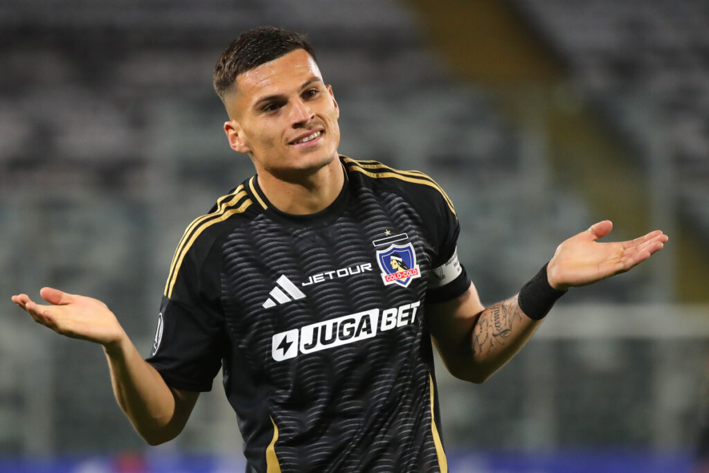 Lucas Cepeda celebrando su gol por Colo-Colo frente a Racing Club.