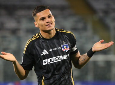 Lucas Cepeda celebrando su gol por Colo-Colo frente a Racing Club.
