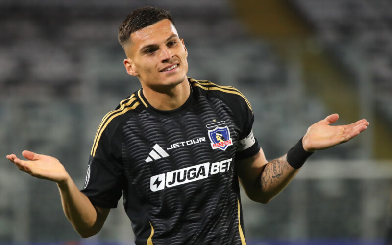 Lucas Cepeda celebrando su gol por Colo-Colo frente a Racing Club.