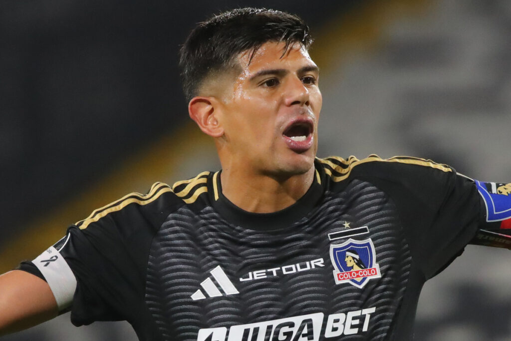 Primer plano de Esteban Pavez con la camiseta de Colo-Colo.