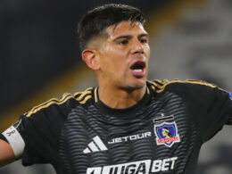 Primer plano de Esteban Pavez con la camiseta de Colo-Colo.