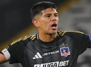 Primer plano de Esteban Pavez con la camiseta de Colo-Colo.