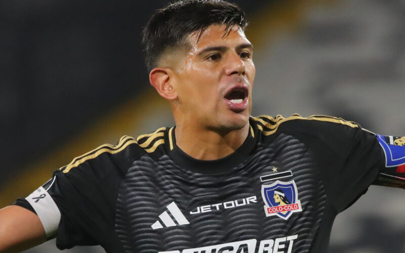 Primer plano de Esteban Pavez con la camiseta de Colo-Colo.
