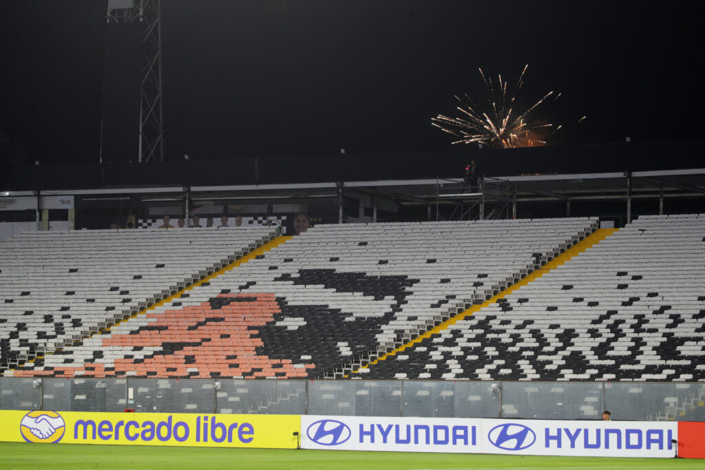Futbol, Colo Colo vs Racing. Fase de grupos, Copa Libertadores 2025. Colo Colo contra Racing durante el partido de copa libertadores por el grupo E disputado en el estadio Monumental en Santiago, Chile. 22/04/2024 Jonnathan Oyarzun/Photosport Football, Colo Colo vs Racing. Group stage, Copa Libertadores 2025. Colo Colo against Racing during the copa libertadores match for group E at the Monumental stadium in Santiago, Chile. 22/04/2024 Jonnathan Oyarzun/Photosport