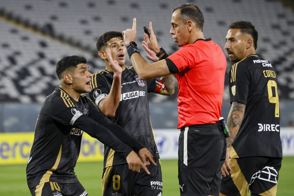 Jugadores de Colo-Colo alegando al árbitro Juan Benítez.