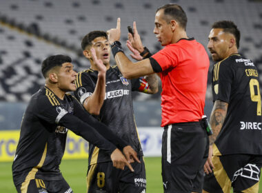 Jugadores de Colo-Colo alegando al árbitro Juan Benítez.
