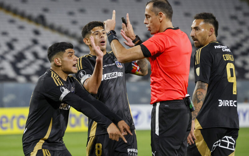 Jugadores de Colo-Colo alegando al árbitro Juan Benítez.