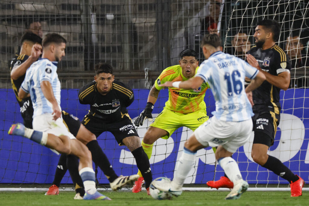 Jugadores de Colo-Colo y Racing Club durante un partido de Copa Libertadores.