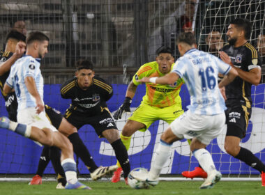 Jugadores de Colo-Colo y Racing Club durante un partido de Copa Libertadores.