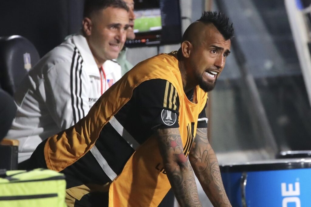 Arturo Vidal dando instrucciones desde el banco en partido frente a Racing.
