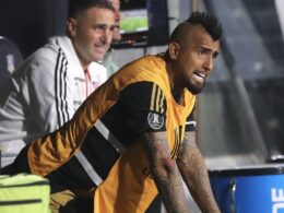 Arturo Vidal dando instrucciones desde el banco en partido frente a Racing.