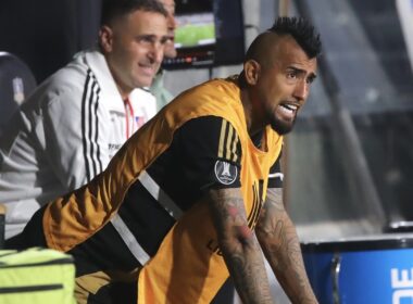 Arturo Vidal dando instrucciones desde el banco en partido frente a Racing.