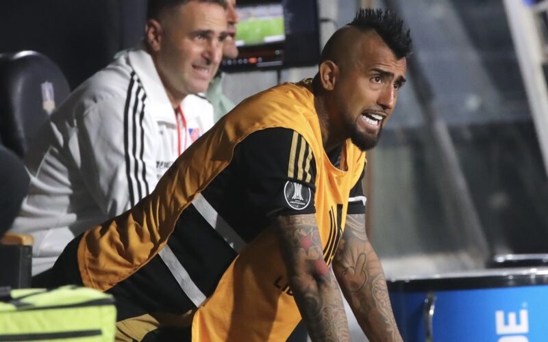 Arturo Vidal dando instrucciones desde el banco en partido frente a Racing.