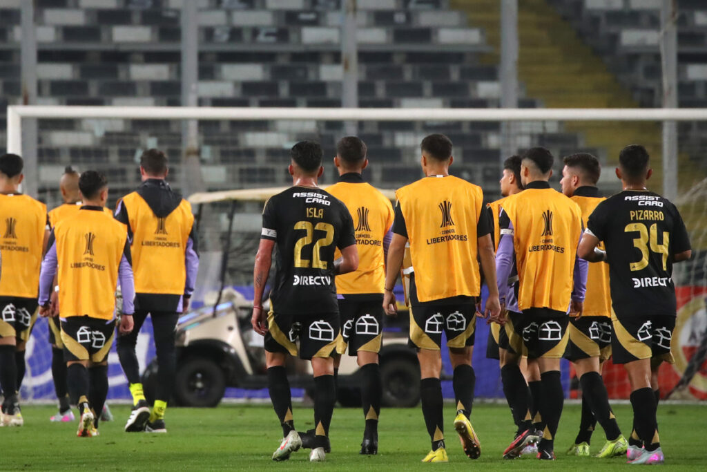 Jugadores de Colo-Colo retirándose de la cancha del Estadio Monumental.