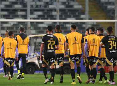Jugadores de Colo-Colo retirándose de la cancha del Estadio Monumental.