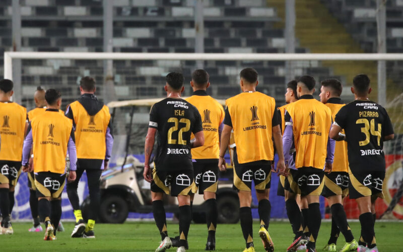 Jugadores de Colo-Colo retirándose de la cancha del Estadio Monumental.