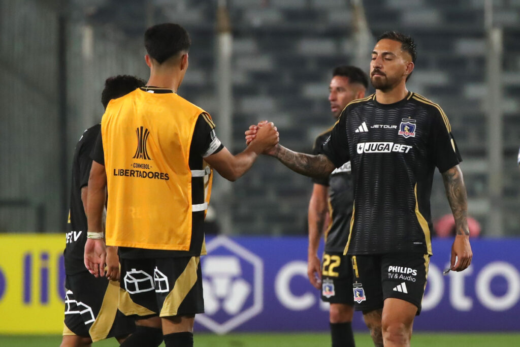 Jugadores de Colo-Colo despidiéndose tras el partido frente a Racing Club por Copa Libertadores.