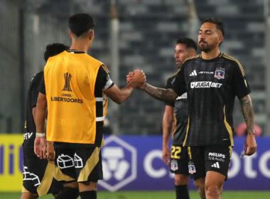 Jugadores de Colo-Colo despidiéndose tras el partido frente a Racing Club por Copa Libertadores.