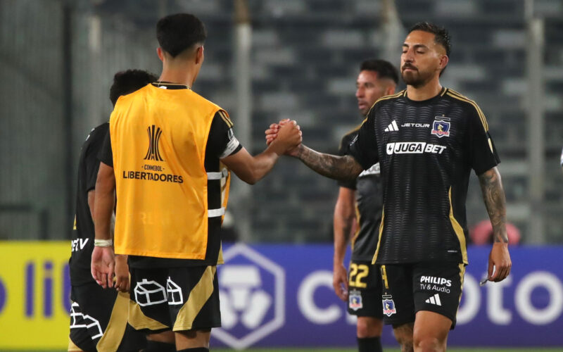 Jugadores de Colo-Colo despidiéndose tras el partido frente a Racing Club por Copa Libertadores.