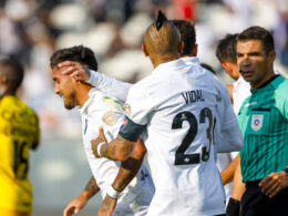 Jugadores de Colo-Colo junto al árbitro José Cabero.