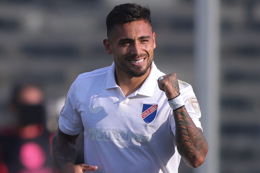 Primer plano de Marcos Bolados celebrando un gol por Colo-Colo.