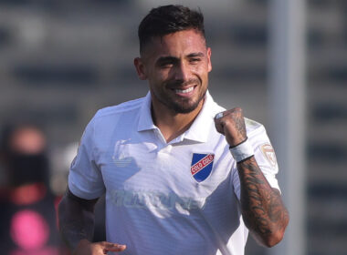 Primer plano de Marcos Bolados celebrando un gol por Colo-Colo.