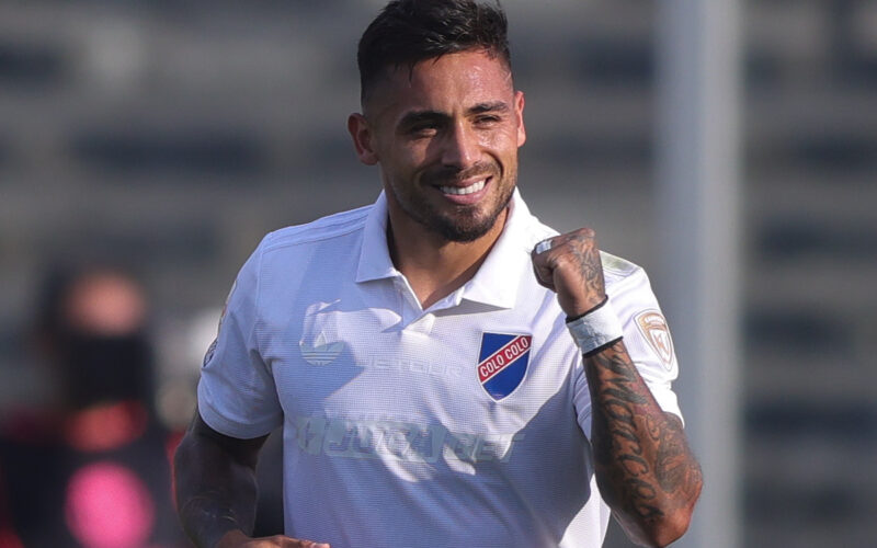 Primer plano de Marcos Bolados celebrando un gol por Colo-Colo.