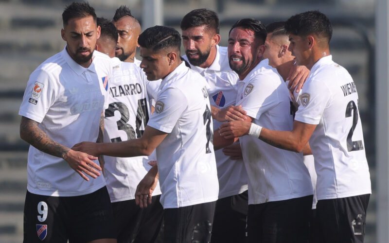 Jugadores de Colo-Colo celebrando un gol frente a Coquimbo Unido.