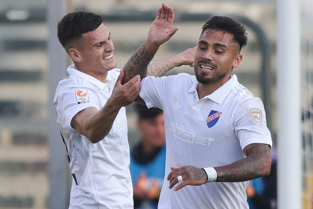Marcos Bolados celebrando un gol por Colo-Colo junto a Lucas Cepeda.