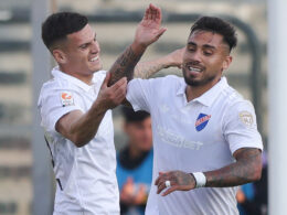 Marcos Bolados celebrando un gol por Colo-Colo junto a Lucas Cepeda.