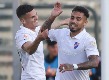 Marcos Bolados celebrando un gol por Colo-Colo junto a Lucas Cepeda.