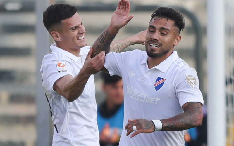 Marcos Bolados celebrando un gol por Colo-Colo junto a Lucas Cepeda.