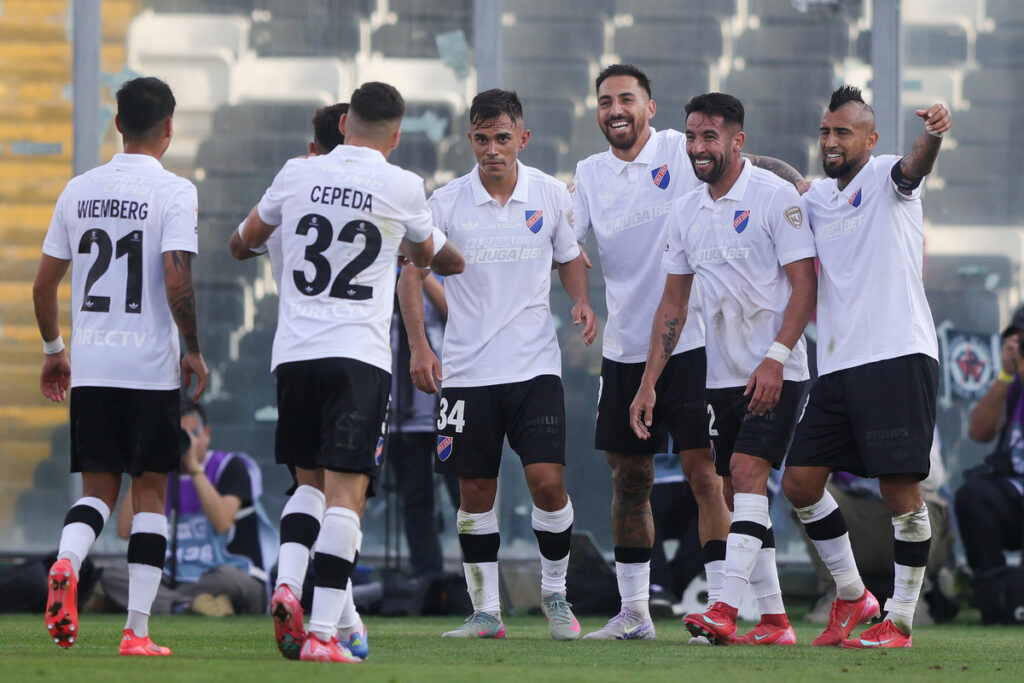 Jugadores de Colo-Colo celebrando un gol frente a Coquimbo Unido.