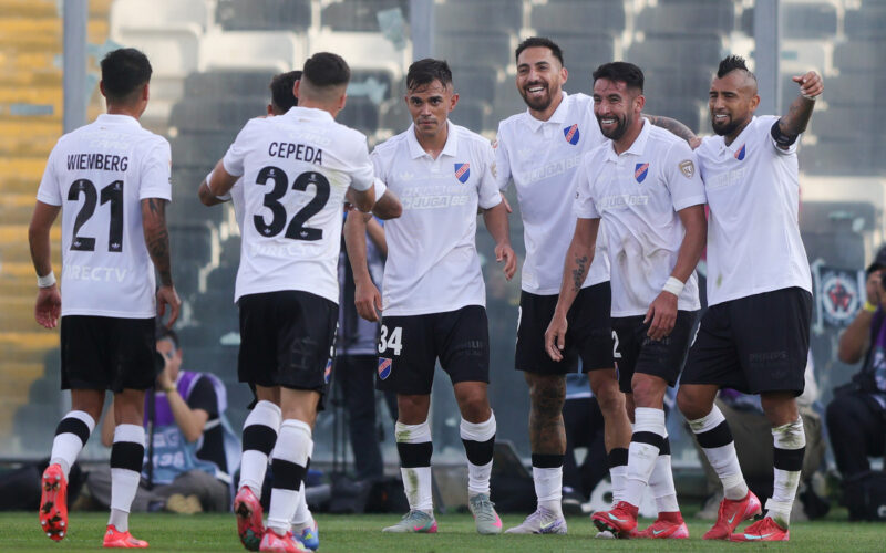 Jugadores de Colo-Colo celebrando un gol frente a Coquimbo Unido.
