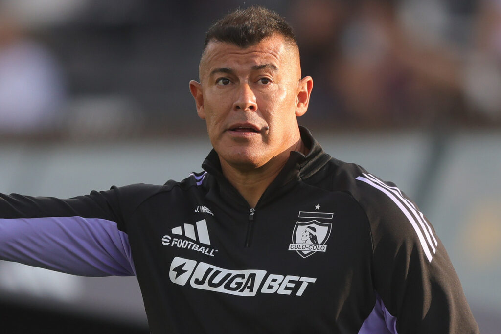 Primer plano de Jorge Almirón con indumentaria de Colo-Colo.