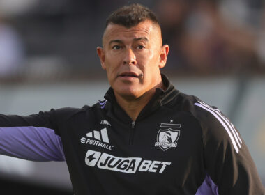 Primer plano de Jorge Almirón con indumentaria de Colo-Colo.