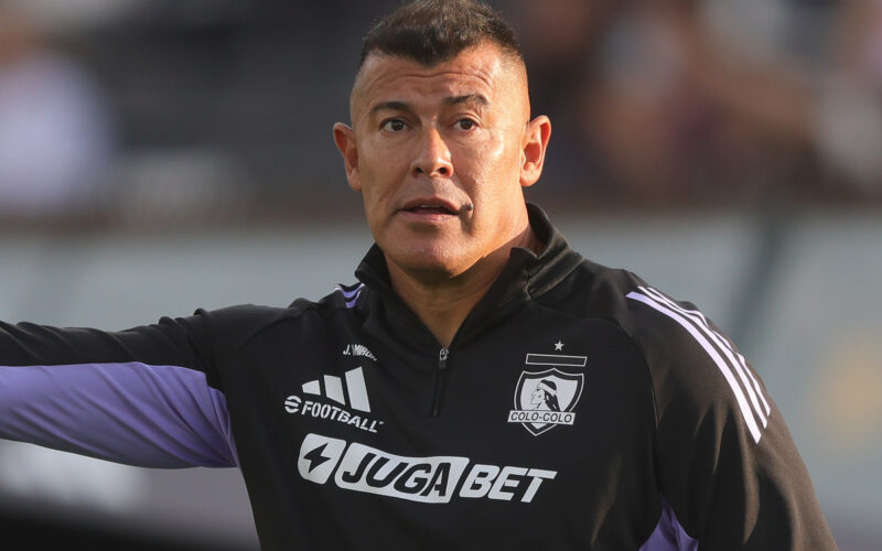 Primer plano de Jorge Almirón con indumentaria de Colo-Colo.