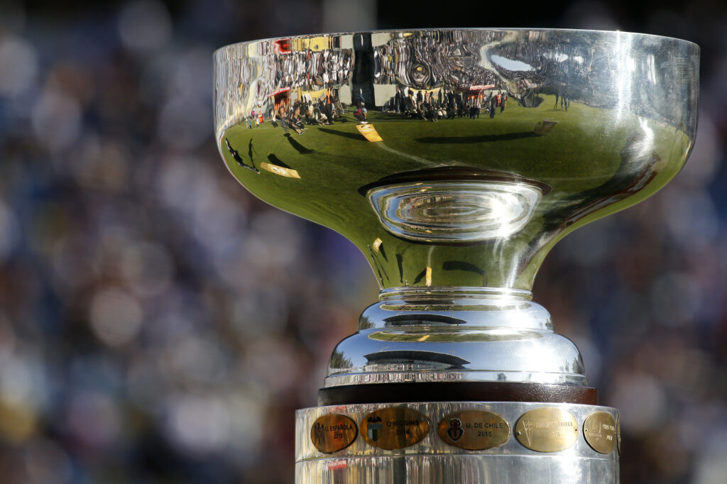Futbol, Colo Colo vs Magallanes. Supercopa 2023. El trofeo de la Supercopa es fotografiado durante el partido entre Colo Colo y Magallanes disputado en le estadio Sausalito de Vina del Mar, Chile. 15/01/2023 Andres Pina/Photosport Football, Colo Colo vs Magallanes. 2023 Supercopa match. The Supercopa 's trophy is pictured prior to the match between Colo Colo and Magallanes held at the Sausalito stadium in Vina del Mar, Chile. 15/01/2023 Andres Pina/Photosport