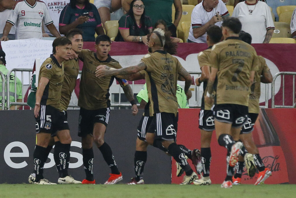Jugadores de Colo-Colo celebrando un gol frente a Fluminense en el Estadio Maracaná por Copa Libertadores.
