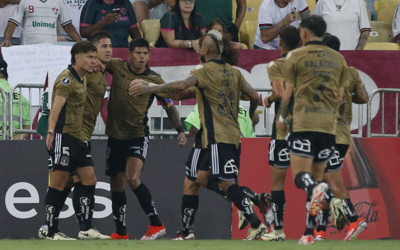 Jugadores de Colo-Colo celebrando un gol frente a Fluminense en el Estadio Maracaná por Copa Libertadores.