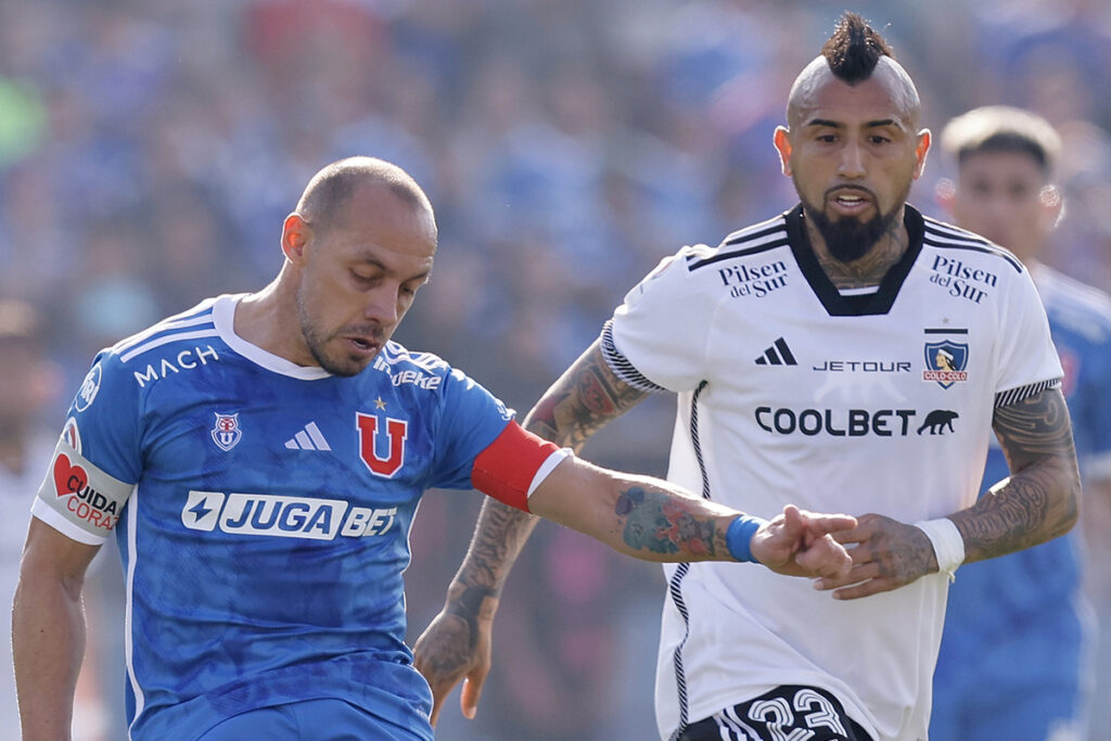 Arturo Vidal disputando un balón con Marcelo Díaz en un Superclásico entre Colo-Colo y Universidad de Chile.