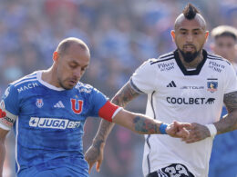 Arturo Vidal disputando un balón con Marcelo Díaz en un Superclásico entre Colo-Colo y Universidad de Chile.
