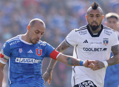 Arturo Vidal disputando un balón con Marcelo Díaz en un Superclásico entre Colo-Colo y Universidad de Chile.