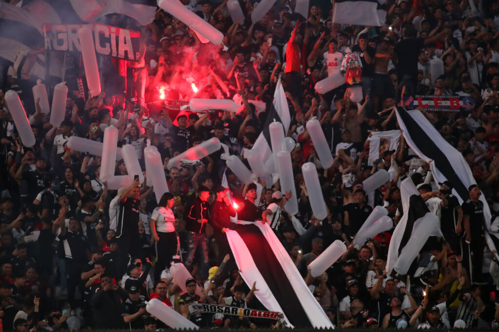 Hinchas de Colo-Colo realizan intervención en Puerto Montt.