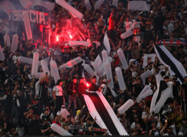 Hinchas de Colo-Colo realizan intervención en Puerto Montt.