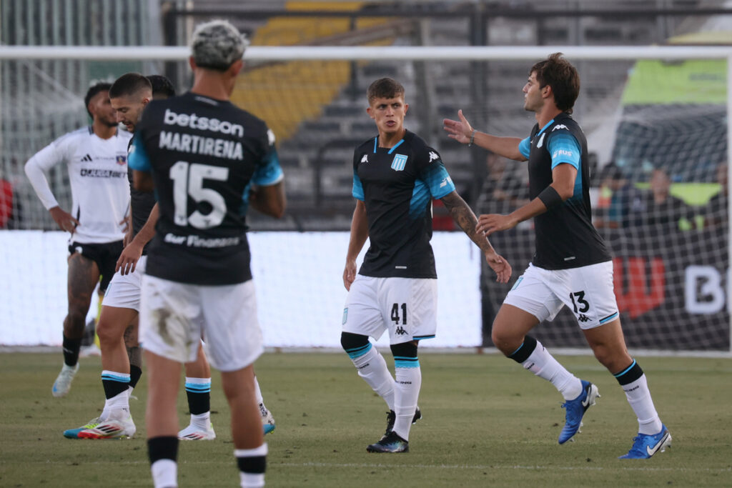 Jugadores de Racing Club festejando un gol frente a Colo-Colo.